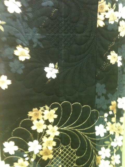 Notice the ACUFIL QUILTING IN THE BORDER OF THIS QUILT - EMBROIDERED IN BLACK AND GOLD METALLIC THREAD ALTERNATING